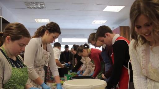  Доброволците по време на работа 