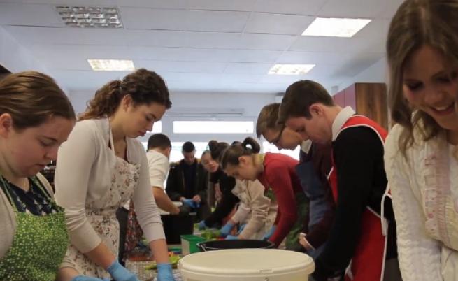  Доброволците по време на работа 