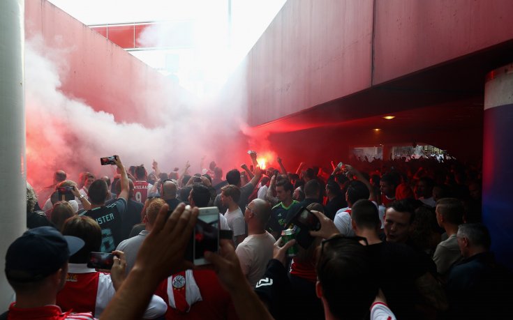 Феновете на Аякс заляха Мадрид с песни, факли и бира