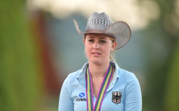 Дъщерята на Шуми язди с фланелката на любимия отбор на баща си