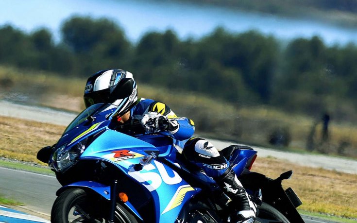 Сузуки представя легендарни модели на Moto Expo