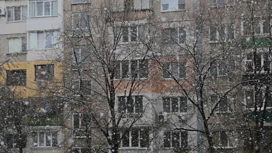 Сняг заваля в София