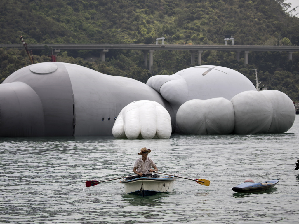 37-метровата надуваема скулптура "KAWS: HOLIDAY" "Companion" в Хонг Конг, Китай.