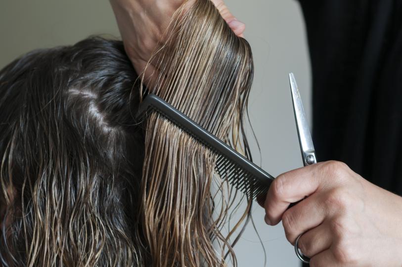 <p>Решите косата си, докато е още мокра. Ако наистина се налага, използвайте гребен с по-голямо разстояние между зъбците.</p>