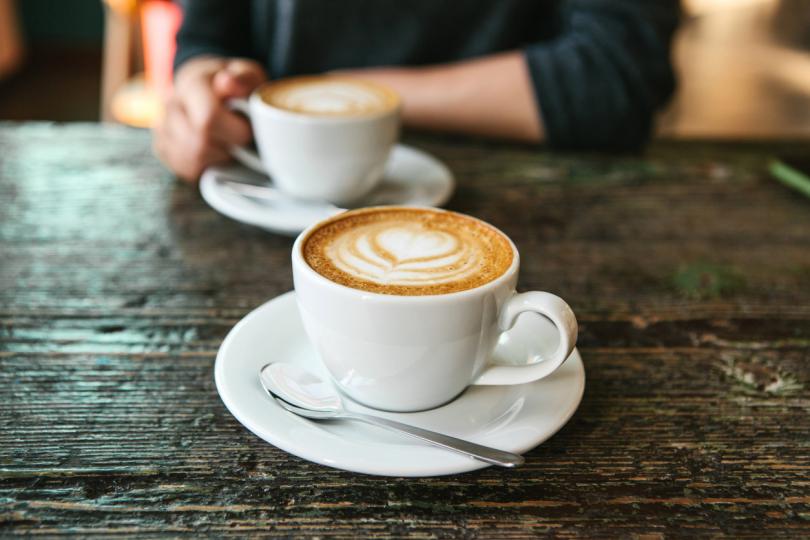 <p>Кафе -&nbsp;За много хора пиенето на кафе рано сутрин е естествено, но безрезултатно. Изследванията показват, че пиенето на кафе преди хранене подобрява нашата толерантност към кофеина. В първия час след събуждането тялото ви произвежда кортизол и е важно да не нарушавате този процес. Затова просто изчакайте малко и след това се насладете на чашата си с кафе.&nbsp;</p>