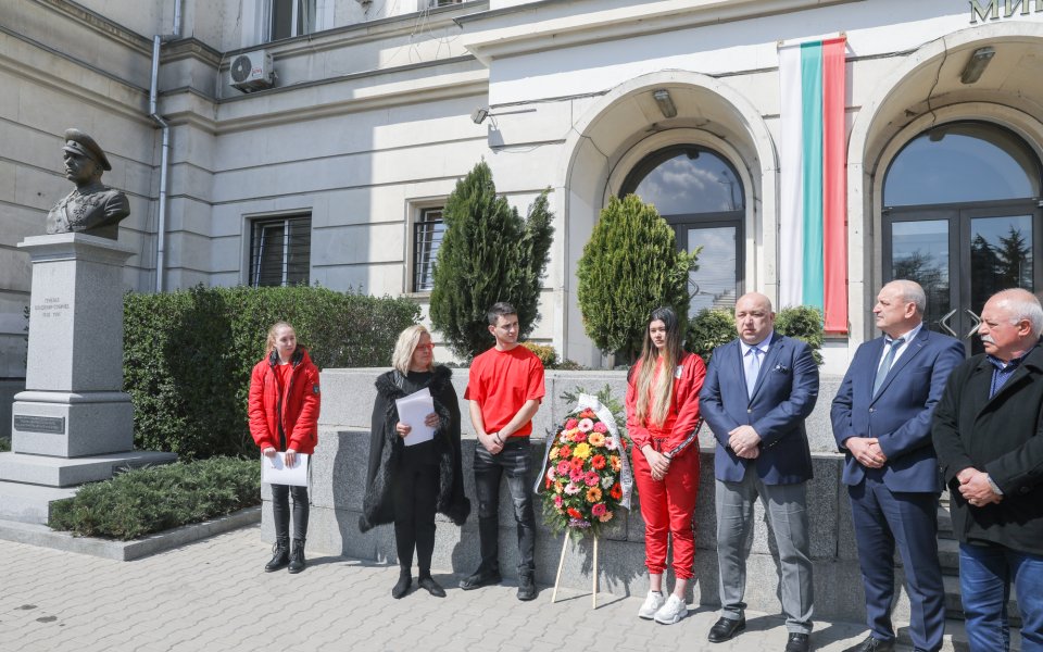 Министър Кралев почете 45-годишнината на СУ „Ген. Владимир Стойчев”