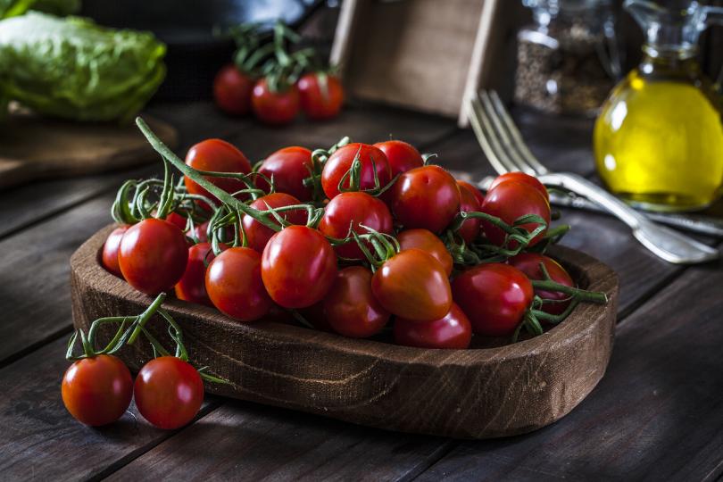 <p>Ако искате да съхраните за по-дълго време градинските си домати, при настъпване на студовете, то може да отскубнете цели стръкове домати и да ги увиснете в мазето - плодовете ще продължат да растат и узряват, благодарение на неизползваните все още от растението хранителни вещества.</p>
