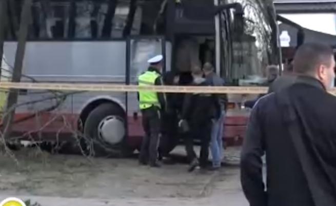Шофьор на автобус се заби в детска площадка, получил инфаркт