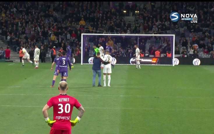 Куриоз: Фен на ПСЖ нахлу на терена да се снима с Мбапе