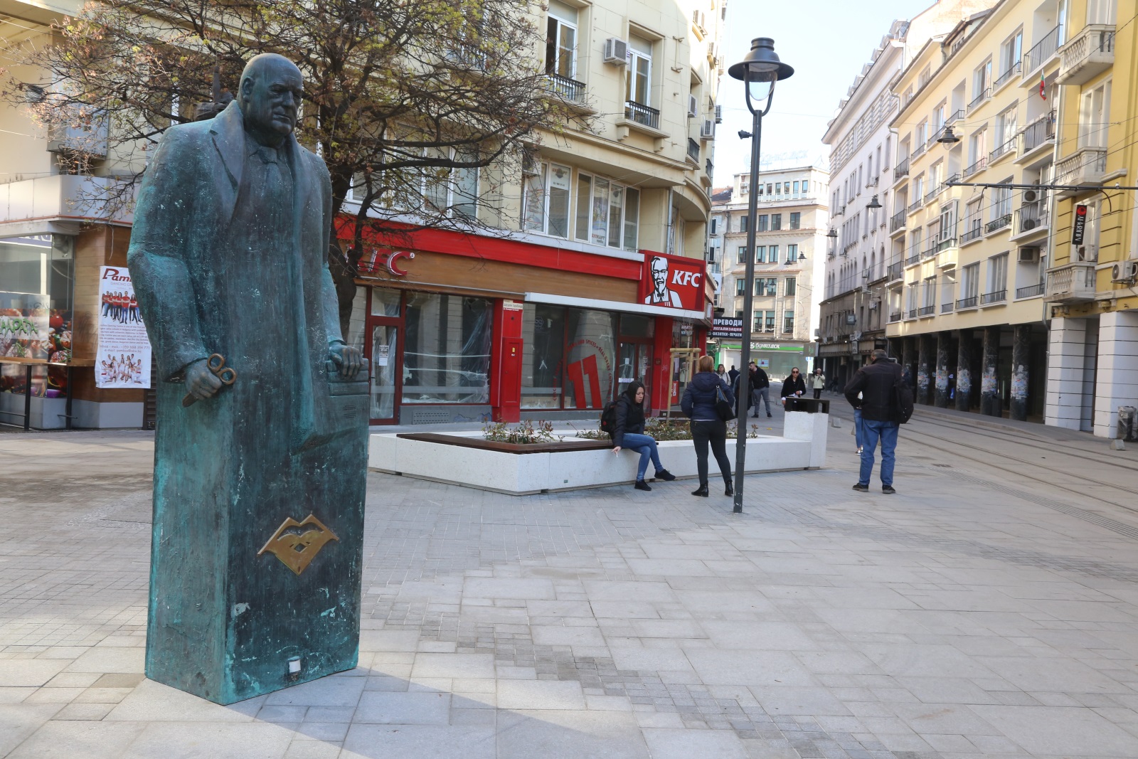 На 1 април София осъмна с паметника, изработен от пластмаса