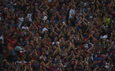 Лудост до небето - аржентински фен празнува титла с черепа на дядо си