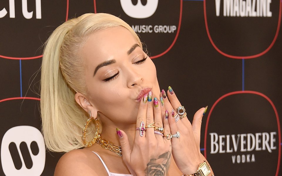 Британската певица Рита Ора посрещна Коледа по бански. Бившата половинка