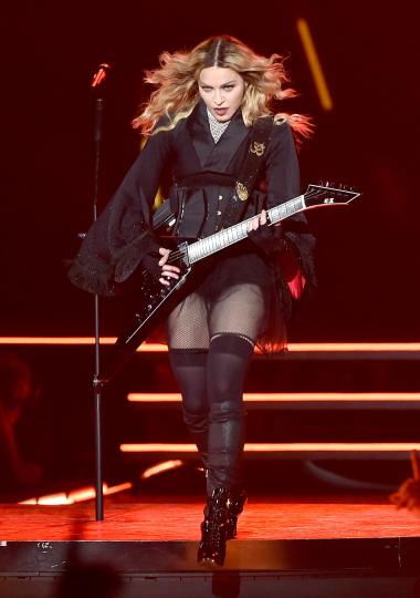 <p>Кралицата на попа Мадона ще пее на финала на конкурса &quot;Евровизия 2019&quot;&nbsp;на 18 май в Тел Авив, Израел, съобщават световните агенции. Концертните промоутъри от &quot;Лайв нейшън Израел&quot; и&nbsp;американски представители на певицата&nbsp;потвърждават съобщенията в израелски медии, според които Мадона&nbsp;ще изпълни две песни&nbsp;- един от големите си хитове и парче от предстоящия си нов албум. Според публикациите за изявата си на песенния конкурс&nbsp;Кралицата на попа, чийто антураж наброява 160 души,&nbsp;ще получи хонорар от 1 милион долара. Сумата е осигурена от бизнесмена&nbsp;Силван Адамс.</p>