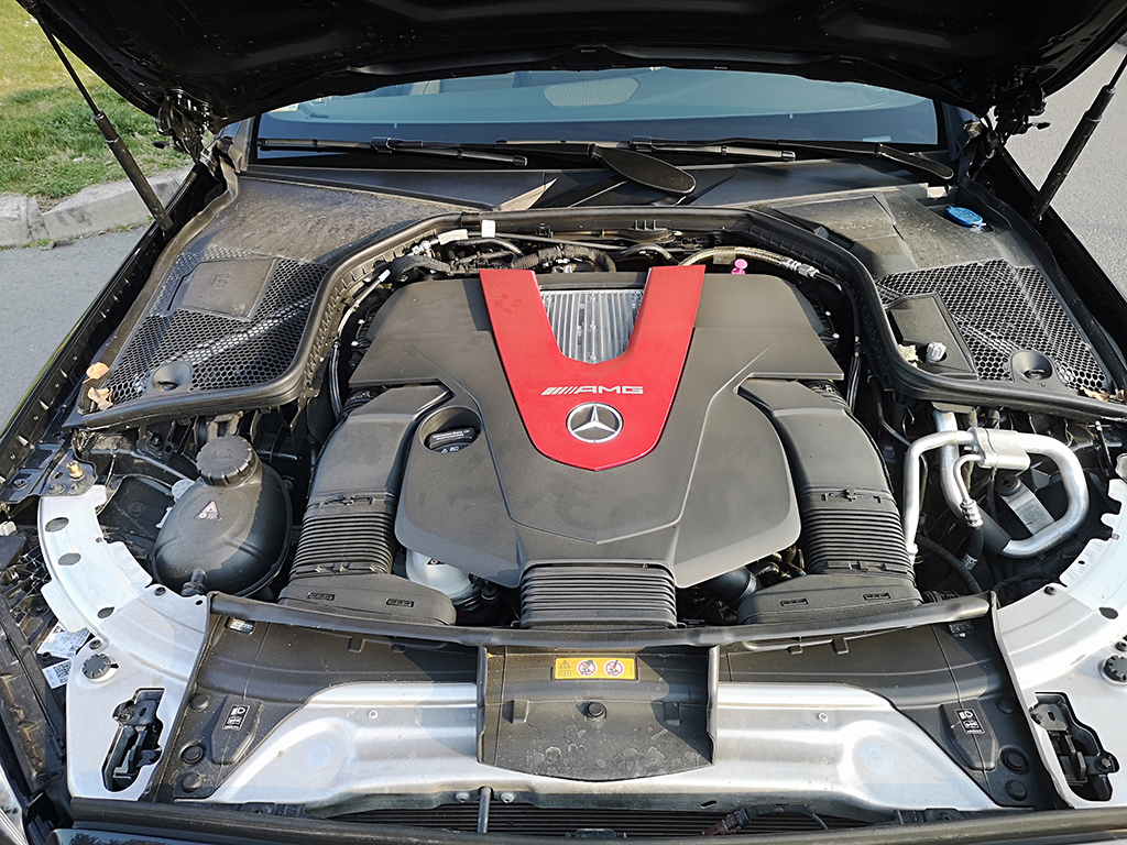 C43 е връзката между нормалния C-Class, където властват 2,0-литровите двигатели, и чистокръвните V8 зверове, създавани от AMG в Афалтербах.
