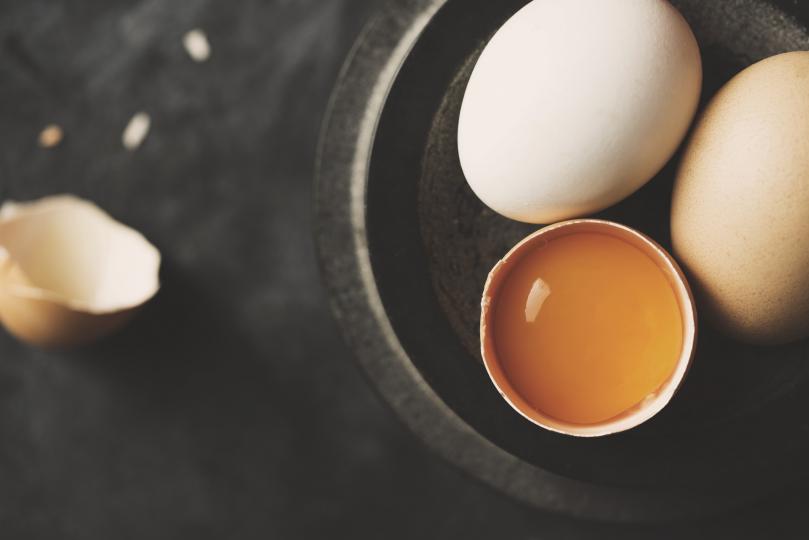 <p>Яйцата са богати на вещества, които предпазват от&nbsp;проблеми с очите&nbsp;&ndash; става дума за&nbsp;лутеин&nbsp;и&nbsp;зеаксантин, които се извличат от жълтъка на яйцето. Те предпазват очите от вредната слънчева светлина. Тези антиоксиданти значително намаляват риска от&nbsp;катарактаи&nbsp;макулна дегенерация.</p>