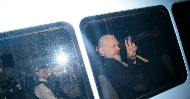 Свят Министър одобри екстрадицията на Асандж в САЩ Понастоящем Асанж