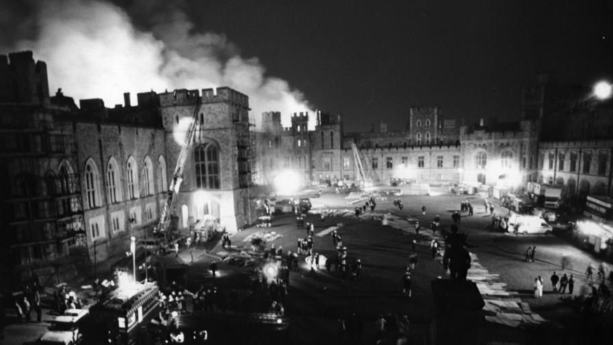  Замъкът Уиндзор е една от най-посещаваните исторически забележителности в Англия.  Сегашната кралица Елизабет е прекарала огромна част от детството си тук. През 1992 година унищожителен пожар отчасти унищожава 100 стаи в жилищата за церемониално и персонално прилагане на кралицата. Пожарът стартира от частния параклис на кралица Виктория, като се счита, че е породен от прожектор, който бил ориентиран и поставен до завеса. За реставрацията и обновлението му са изхарчени 53 млн. $. 