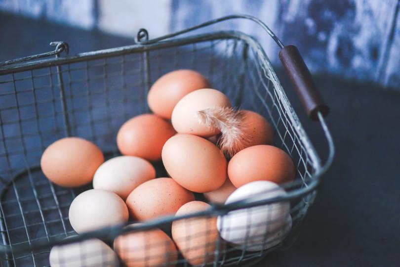 <p><strong>Яйца</strong> - Богат източник на протеин, съдържащ много витамини и минерали. Освен това след консумацията им се създава усещане за ситост за дълго време.</p>