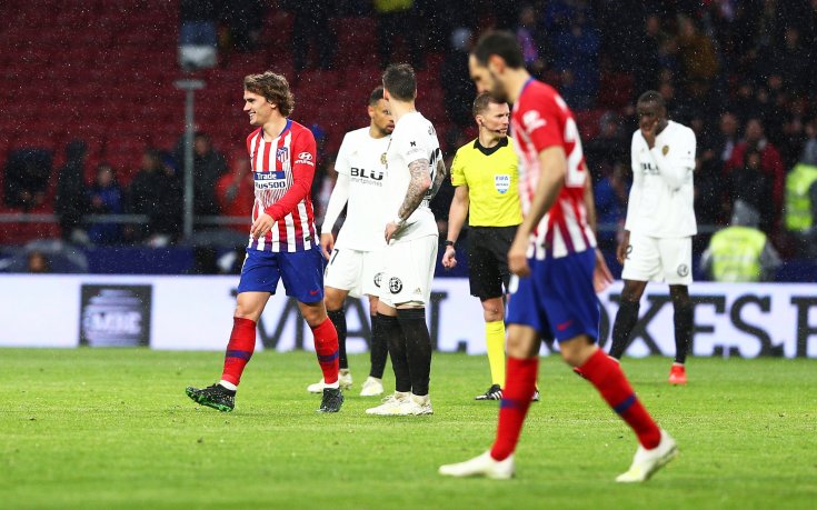 Атлетико би Валенсия и отложи още малко празненствата на Барса