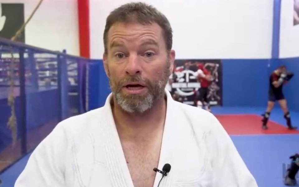 Джеймс Смарт е черен колан четвърта степен от академията на