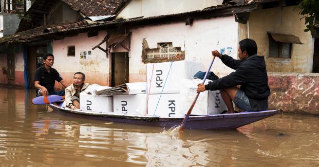 Свят Смъртоносни избори в Индонезия стотици починали Гласуването като цяло