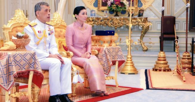 Любопитно Как един бодигард стана кралица снимки Кралят на Тайланд