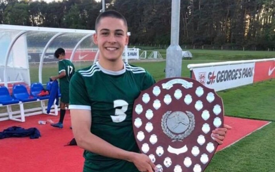 16-годишен българин, вдигнал купа в Англия: Искам да се наложа в чужбина, нивото е много по-високо