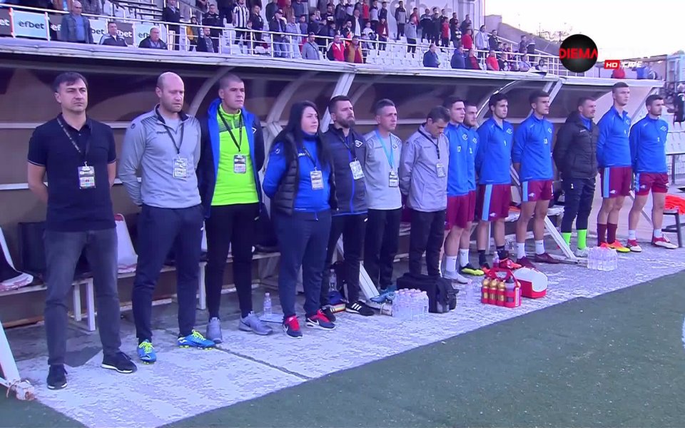 Преди първия съдийски сигнал на мача между Локомотив Пловдив и