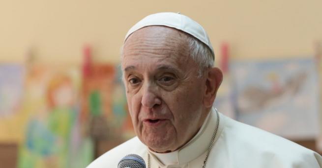 България Хиляди посрещнаха папа Франциск в Раковски Папамобилът потегли със