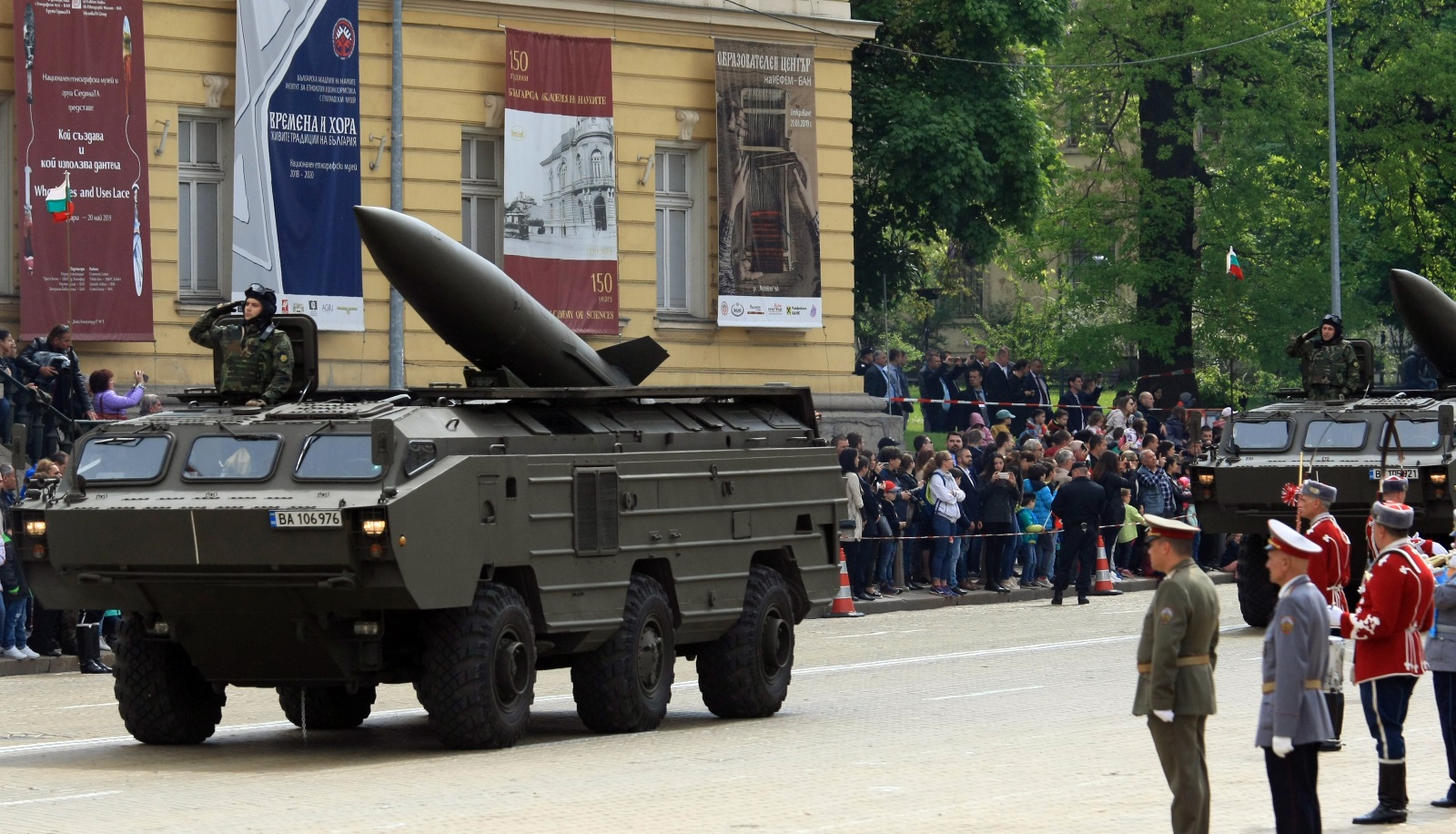 С военен парад в София беше отбелязан Денят на храбростта и празник на Българската армия. На площада преминаха 48 образци на видове бойна техника, на въоръжение в Сухопътните войски, служба „Военна полиция“ и зенитно-ракетните военни формирования на Военновъздушните сили. Клубът за военно-исторически реконструкции „Братя по оръжие“ представи техника от периода на Втората световна война