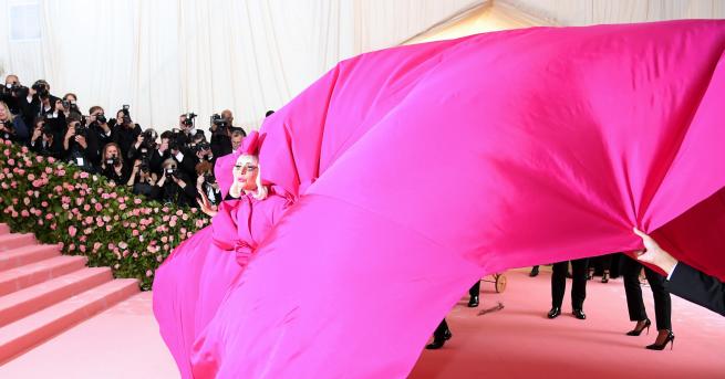 Любопитно Лейди Гага се преоблече на червения килим на модните