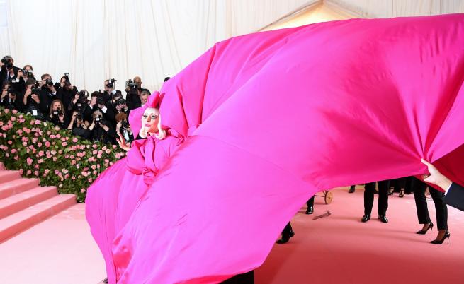 Лейди Гага остана по бельо на червения килим (СНИМКИ)