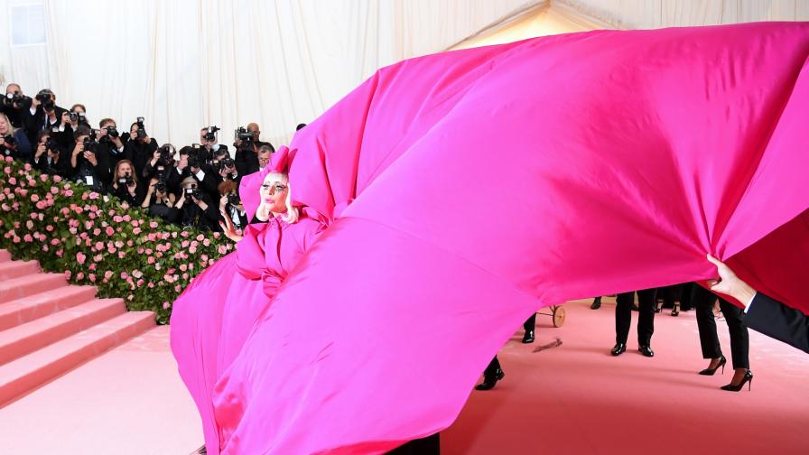  Лейди Гага се преоблече на аления килим на стилните 