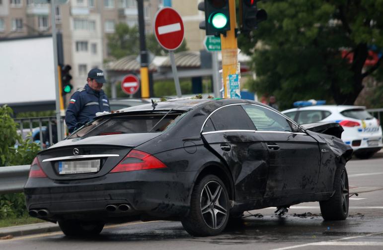  Кола блъсна четири деца, след което се прекатурна в река в София. Пострадали са три девойки на 17 години и едно момче на 16. Едното от децата е с открита фрактура, описаха очевидци. Две от децата паднали в реката след конфликта, те имат височинни контузии. Инцидентът станал на... 