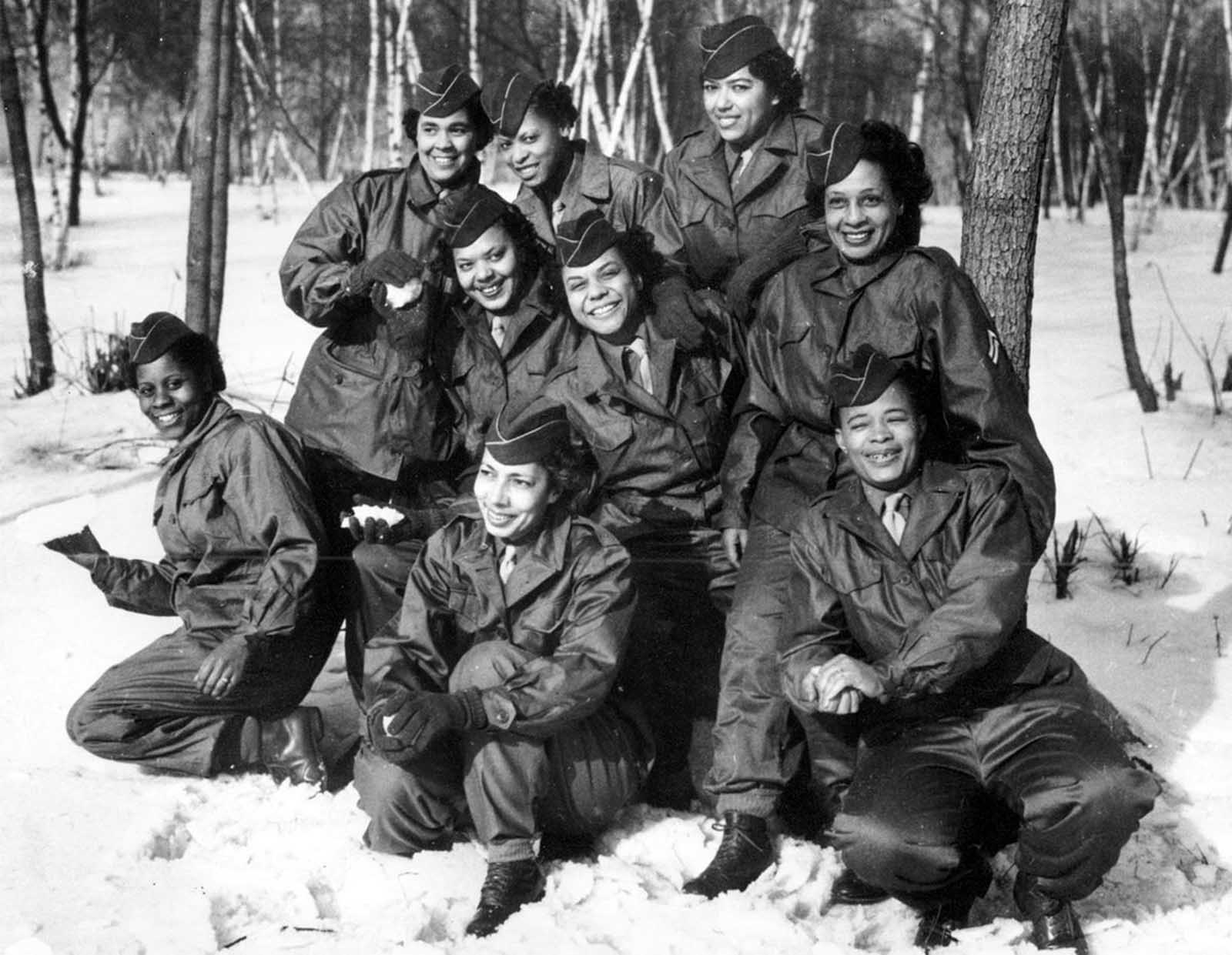 2 февруари 1945 г.: Жени военни застават за снимка преди да тръгнат на мисия