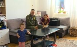  Военният водач, останал без дом, продължава да пази небето 