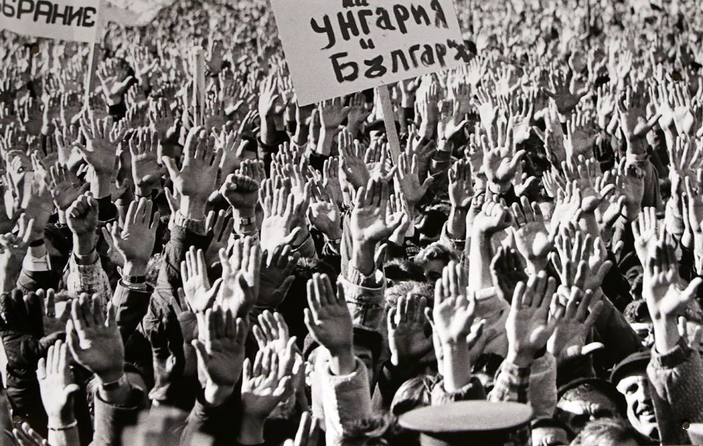 18.11. 1989 Митингът гласува вот на доверие на Петър Младенов за 1 година