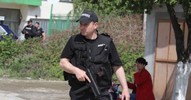 България Костенец остава под блокада, открито е оръжие Продължава издирването