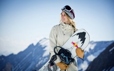 Сноубордистката Анна Гасер успя да се приземи успешно след изпълнение