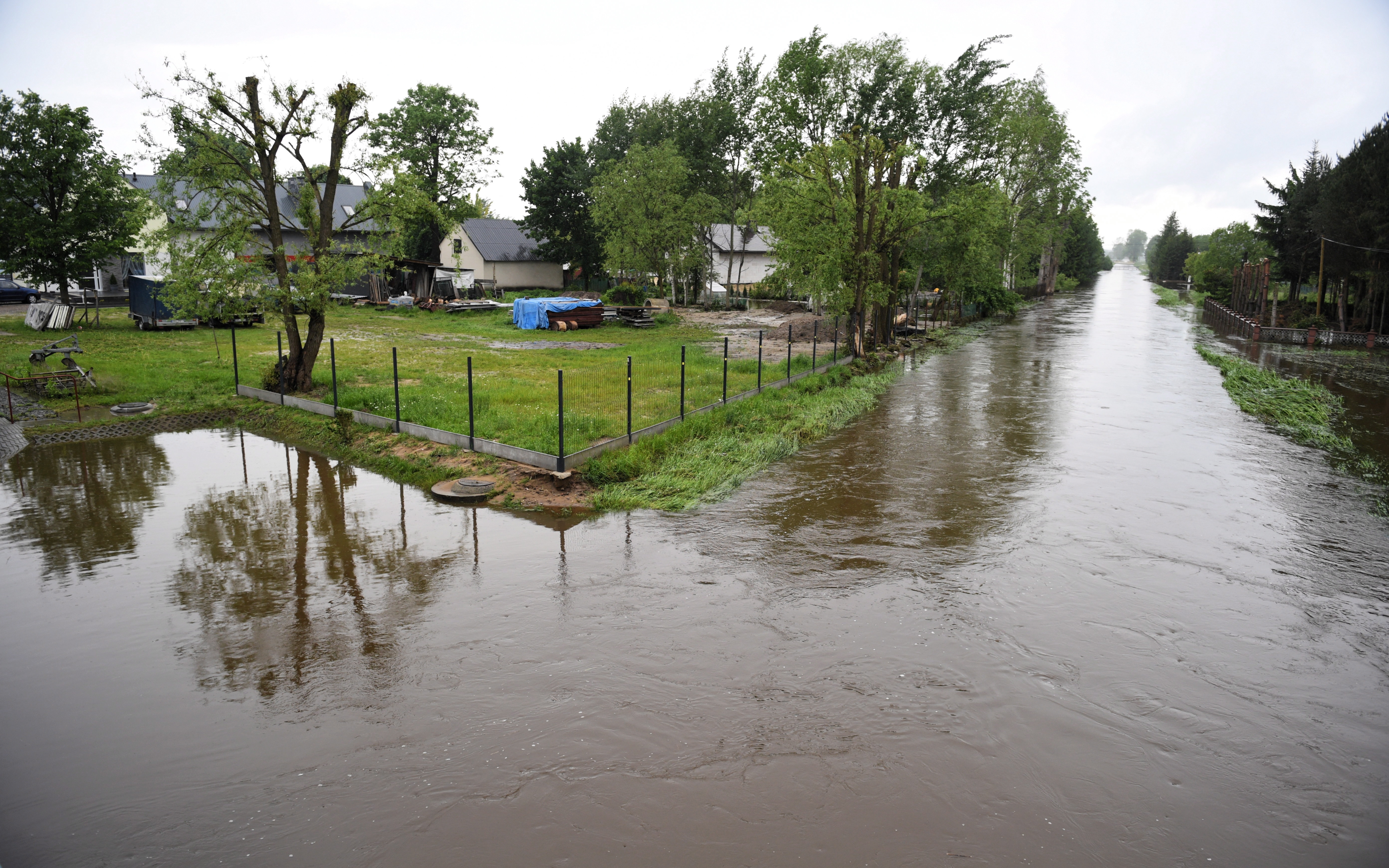 През последното денонощие в някои части на Полша паднаха дъждове в количество, равно на месечната норма за сезона. На места е обявена опасност от наводнения. Части на полската армия ще участват в преодоляването на последиците