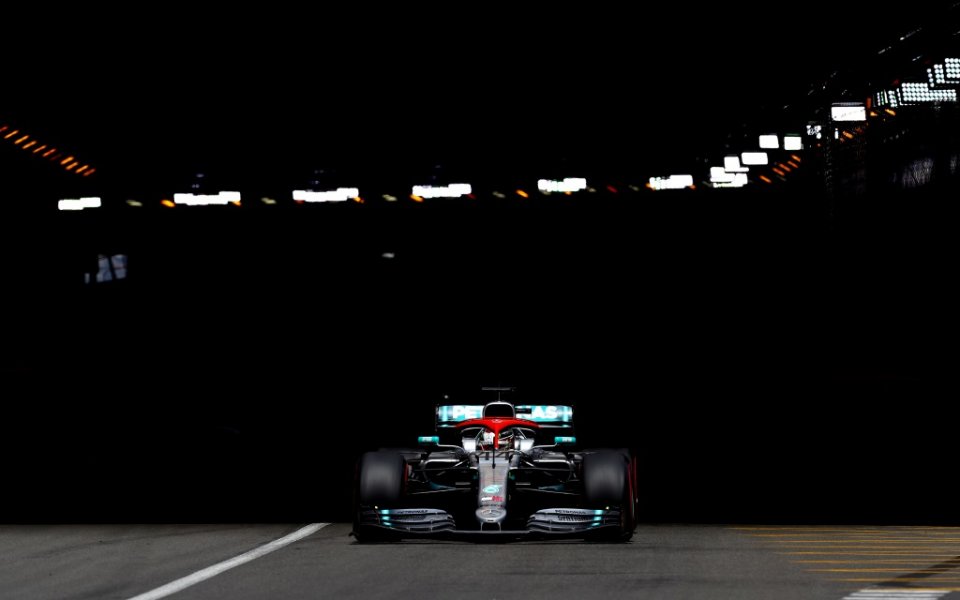 Люис Хамилтън с Мерцедес ще стартира от първа стартова позиция