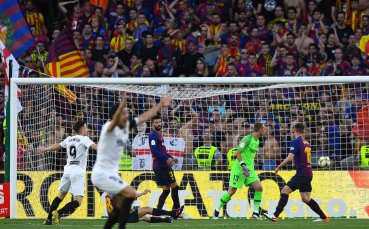 Испанският шампион Барселона се изправя срещу Валенсия във финалния мач