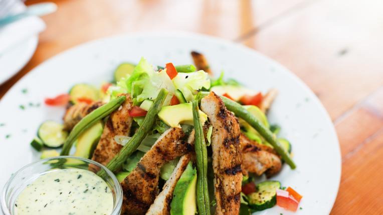 5 протеинови салати, които топят килограмите бързо и без глад