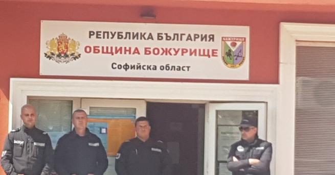 България Спецпрокуратурата влезе в кметството в Божурище Кметовете продължават да