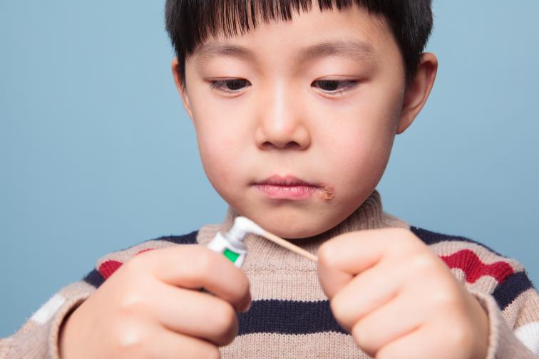  Херпеси <br> Херпеси на устните могат да издават дефицит на витамин B12. Той се съдържа в скотски артикули като алено месо, кокоше месо, яйца, а също и в соевото мляко, пълнозърнестите закуски и маята. Въпреки това също като всички други признаци, изредени в галерията, причинителят може да бъде и различен, по тази причина в случай че признаците не изчезват, макар че приемате задоволително витамини, консултирайте се с доктор. 