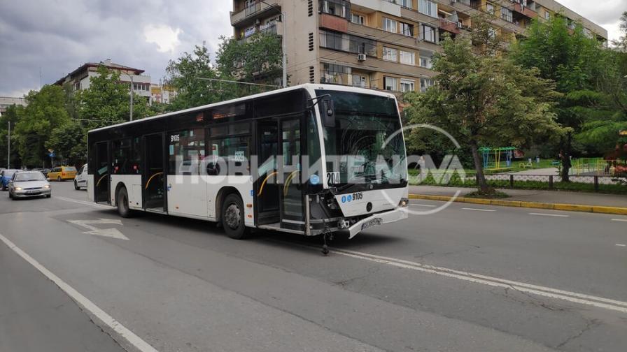 Автобус помете две коли в София