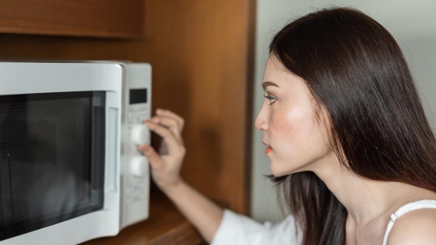  Направете си бърз десерт в микровълнова, като за задачата ви би трябвало единствено чаша за кафе или чай. Вижте нашето вкусно предложение ТУК. 