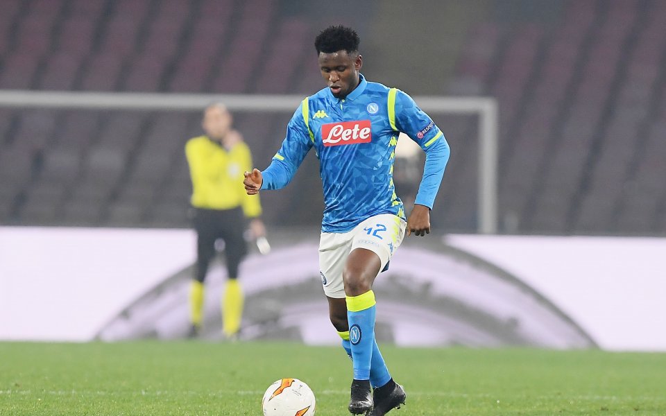 Опорният полузащитник на Наполи Амаду Диавара се опитва да си