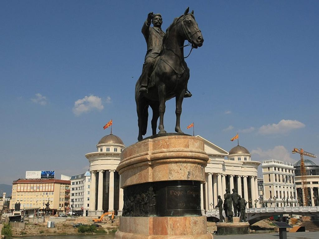 Македонската столица осъмна с антибългарски графити и послания, предаде БГНЕС.Българите