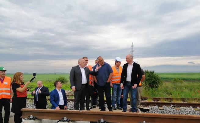 Борисов инспектира жп отсечки, качи се на влак